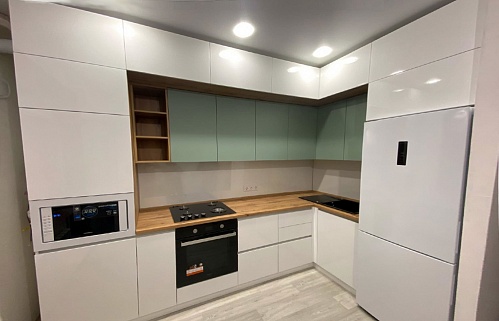 Кухня  духовой шкаф в пенале встроенная стильные под потолок белая с деревом 2ряда