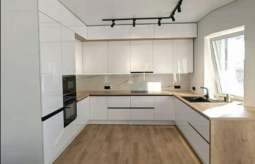 Кухня п-образная модерн белая плита встроенная встроенная под окном