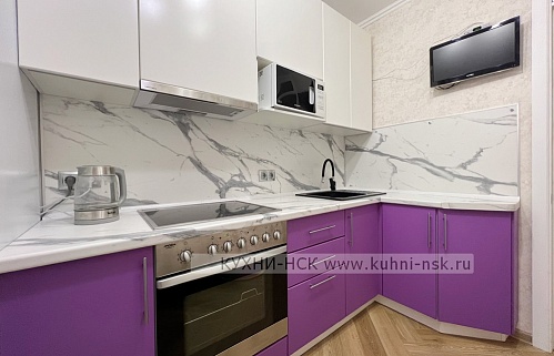Кухня на заказ маленькая угловая модерн фиолетовая телевизор на кухне плита встроенная портфолио яркая с радиусными фасадами тёмный низ/светлый верх без ручек бюджетные