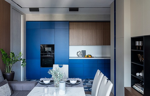 Кухня на заказ прямая синяя встроенная без ручек стильные пеналы