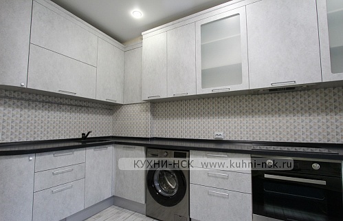 Кухня угловая серая стиральная машина встроенная плита встроенная портфолио встроенная матовая с радиусными фасадами стильные под бетон