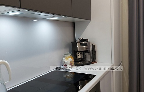 Кухня на заказ маленькая прямая хай-тек модерн белая матовая 2800 мм без ручек 3м встроенная 2ряда стильные под потолок плита встроенная портфолио