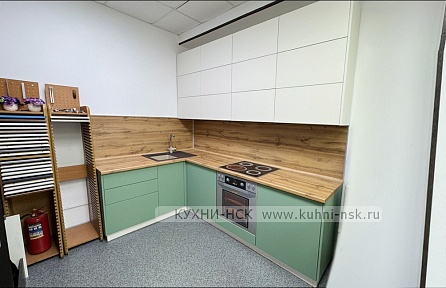 Фото кухня угловая в наличии модерн зеленая белая 