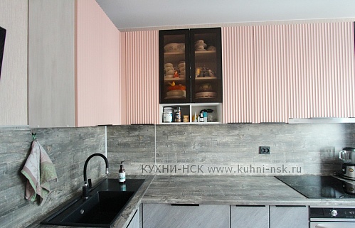 угловая кухня модерн розовая серая 10 кв.м