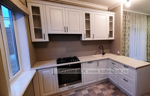 Кухня угловая классика прованс матовая встроенная в частном доме встроенная посудомойка 2500 мм стильные под потолок плита встроенная портфолио