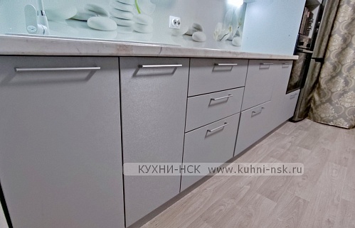 Кухня прямая модерн плита встроенная духовой шкаф в пенале портфолио встроенная глянцевая стильные бюджетные пеналы