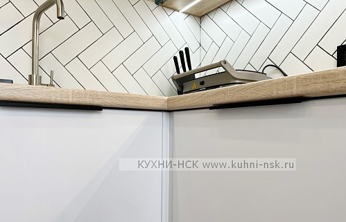 Кухня угловая модерн синяя белая матовая без ручек встроенная 2ряда стильные под потолок белая с деревом плита встроенная портфолио телевизор на кухне