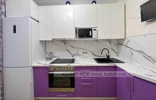 Кухня на заказ маленькая угловая модерн фиолетовая телевизор на кухне плита встроенная портфолио яркая с радиусными фасадами тёмный низ/светлый верх без ручек бюджетные