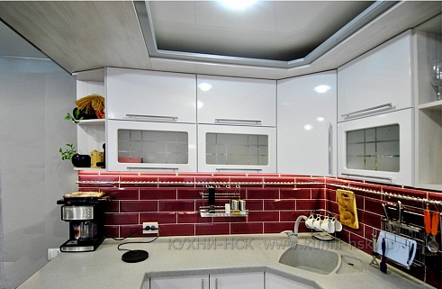 Кухня на заказ п-образная хай-тек модерн портфолио встроенная под потолок в частном доме