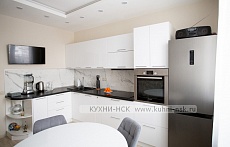 угловая кухня модерн белая 10 кв.м встроенная с пеналом глянцевая стильные духовой шкаф в пенале плита встроенная портфолио телевизор на кухне