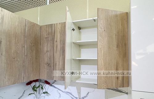 Кухня на заказ угловая модерн плита встроенная духовой шкаф в пенале портфолио под дерево без ручек стильные пеналы белая с деревом