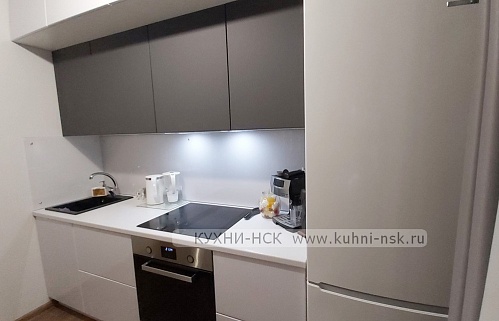 Кухня на заказ маленькая прямая хай-тек модерн белая матовая 2800 мм без ручек 3м встроенная 2ряда стильные под потолок плита встроенная портфолио