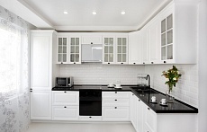 угловая кухня на заказ премиум классика белая встроенная в частном доме