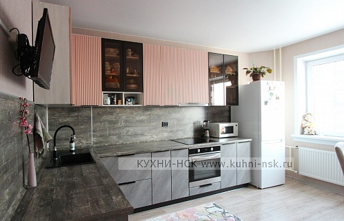 Кухня угловая модерн розовая серая матовая встроенная тёмный низ/светлый верх встроенная посудомойка яркая стильные плита встроенная портфолио телевизор на кухне