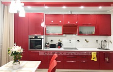 прямая кухня модерн красная кухня-гостиная встроенная с пеналом глянцевая яркая стильные духовой шкаф в пенале плита встроенная портфолио со встроенным холодильником