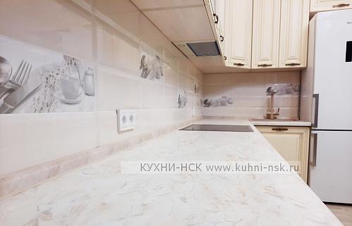 Кухня угловая классика плита встроенная портфолио встроенная матовая с радиусными фасадами патина стильные в частном доме