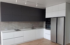  кухня на заказ лофт модерн белая матовая встроенная с пеналом тёмный низ/светлый верх стильные духовой шкаф в пенале под потолок плита встроенная