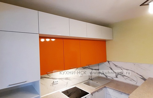 угловая кухня хай-тек модерн белая оранжевая 12 кв.м