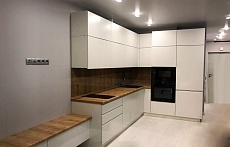 угловая кухня белая студия телевизор на кухне плита встроенная встроенная без ручек стильные с пеналом белая с деревом