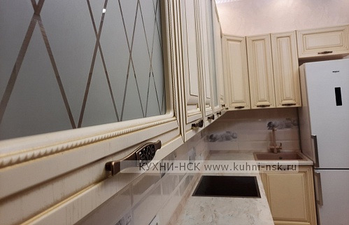Кухня угловая классика плита встроенная портфолио встроенная матовая с радиусными фасадами патина стильные в частном доме