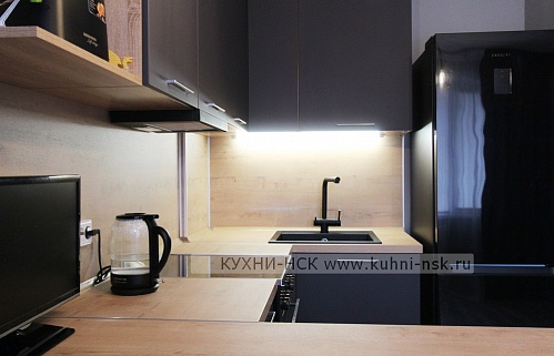 Кухня угловая хай-тек модерн серая телевизор на кухне плита отделльностоящая портфолио встроенная матовая темная стильные