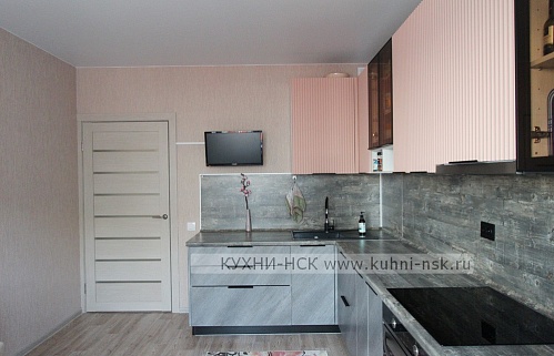 Кухня угловая модерн розовая серая матовая встроенная тёмный низ/светлый верх встроенная посудомойка яркая стильные плита встроенная портфолио телевизор на кухне