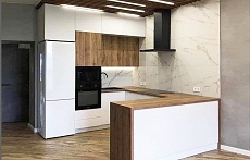п-образная кухня на заказ лофт белая студия встроенная под потолок белая с деревом 2ряда