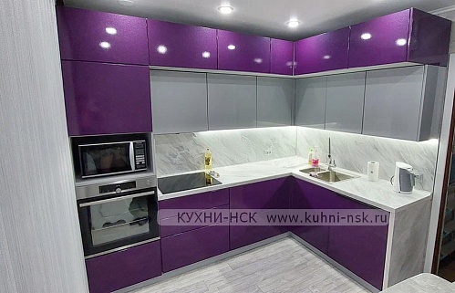 Кухня на заказ угловая модерн фиолетовая серая без ручек встроенная пеналы глянцевая 2ряда яркая стильные духовой шкаф в пенале под потолок портфолио