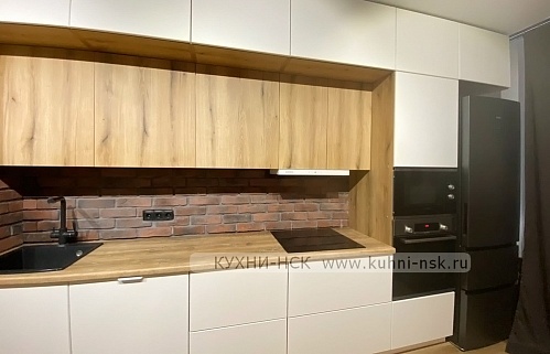Кухня  плита встроенная духовой шкаф в пенале портфолио без ручек стильные 4м белая с деревом