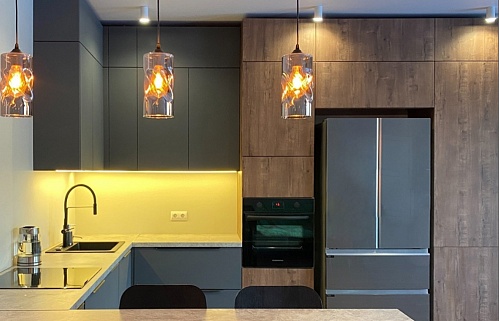 Кухня на заказ модерн т.дерево матовая темная без ручек встроенная пеналы Side-by-Side серая с деревом стильные под потолок