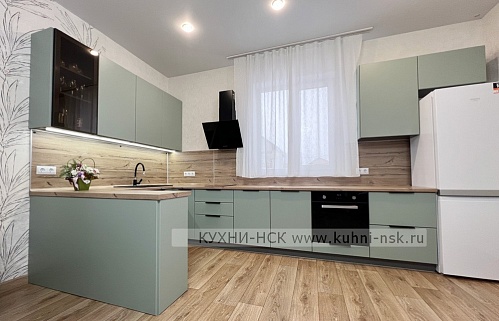 Кухня на заказ п-образная модерн зеленая с.дерево телевизор на кухне встроенная посудомойка портфолио встроенная матовая под окном стильные Витрина