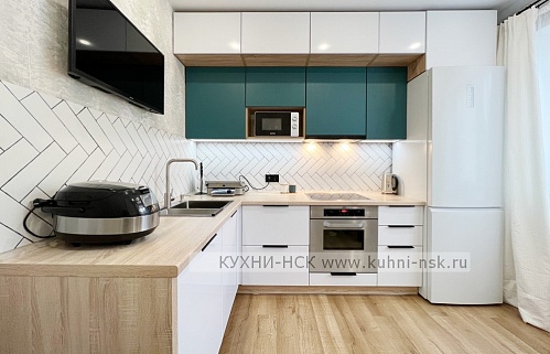 Кухня угловая модерн синяя белая матовая без ручек встроенная 2ряда стильные под потолок белая с деревом плита встроенная портфолио телевизор на кухне