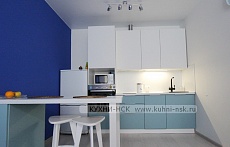 прямая кухня модерн синяя белая встроенная с пеналом мини тёмный низ/светлый верх стильные духовой шкаф в пенале плита встроенная портфолио