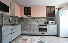 угловая кухня модерн розовая серая студия матовая встроенная тёмный низ/светлый верх встроенная посудомойка яркая стильные плита встроенная портфолио телевизор на кухне