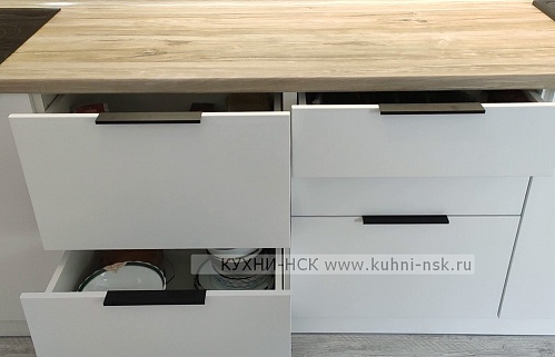 Кухня на заказ прямая модерн белая 3м встроенная пеналы в частном доме стильные духовой шкаф в пенале под потолок белая с деревом плита встроенная портфолио