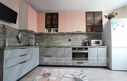 угловая кухня модерн розовая серая 10 кв.м