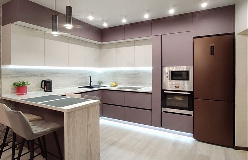 Кухня на заказ п-образная с барной модерн фиолетовая встроенная без ручек стильные пеналы под потолок