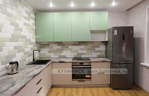 угловая кухня на заказ модерн зеленая серая кухня-гостиная