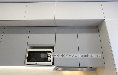 Кухня на заказ прямая модерн белая без ручек 3м встроенная пеналы 2ряда стильные под потолок плита встроенная портфолио телевизор на кухне со встроенным холодильником