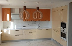 угловая кухня на заказ модерн оранжевая кухня-гостиная встроенная глянцевая стильные под потолок