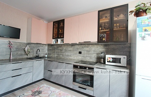 угловая кухня модерн розовая серая студия