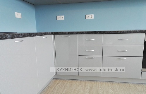 Кухня угловая модерн со встроенным холодильником плита встроенная духовой шкаф в пенале встроенная посудомойка портфолио глянцевая стильные в частном доме