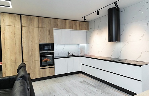 Кухня на заказ угловая белая встроенная без ручек стильные пеналы под потолок белая с деревом Gola