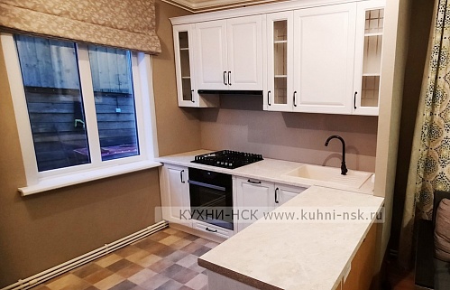 Кухня угловая классика прованс матовая встроенная в частном доме встроенная посудомойка 2500 мм стильные под потолок плита встроенная портфолио