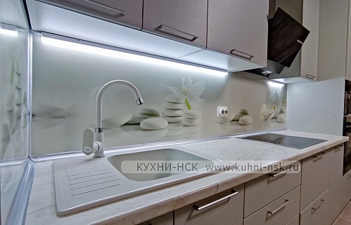 Кухня прямая модерн плита встроенная духовой шкаф в пенале портфолио встроенная глянцевая стильные бюджетные пеналы