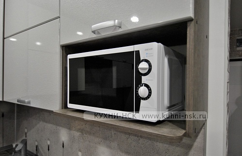 Кухня модерн невстроенная стиральная машина под столешницей встроенная посудомойка портфолио тёмный низ/светлый верх стильные белая с деревом