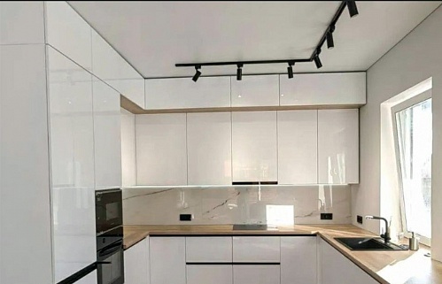 Кухня п-образная модерн белая плита встроенная встроенная под окном
