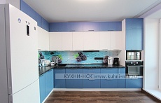 угловая кухня модерн синяя 12 кв.м матовая встроенная с пеналом тёмный низ/светлый верх встроенная посудомойка стильные духовой шкаф в пенале под потолок плита встроенная портфолио