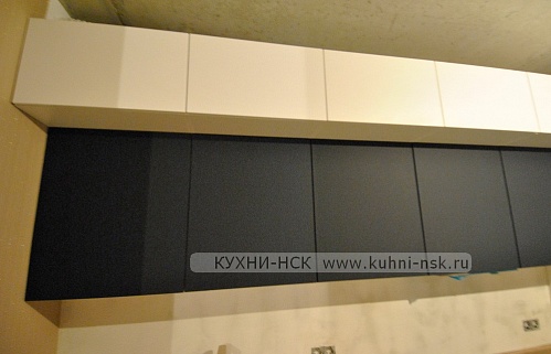 Кухня угловая модерн матовая встроенная пеналы встроенная посудомойка стильные с радиусными фасадами духовой шкаф в пенале под потолок плита встроенная портфолио телевизор на кухне