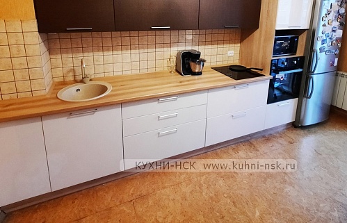 Кухня прямая модерн плита встроенная духовой шкаф в пенале портфолио встроенная матовая стильные пеналы 4м